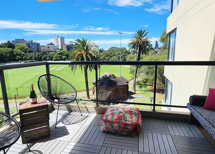 Contemporary Harbourside Apartment
